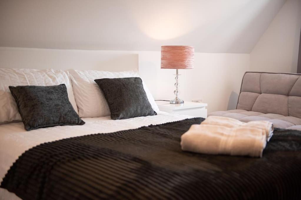 Rosey Lodge -1Bedroom Cousy Flat - Parking, Netflix, Wifi - Close To Blenheim Palace & Oxford - F5 Kidlington Exterior foto